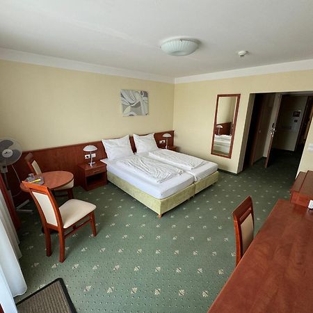Hotel Breitenlee Wenen Buitenkant foto