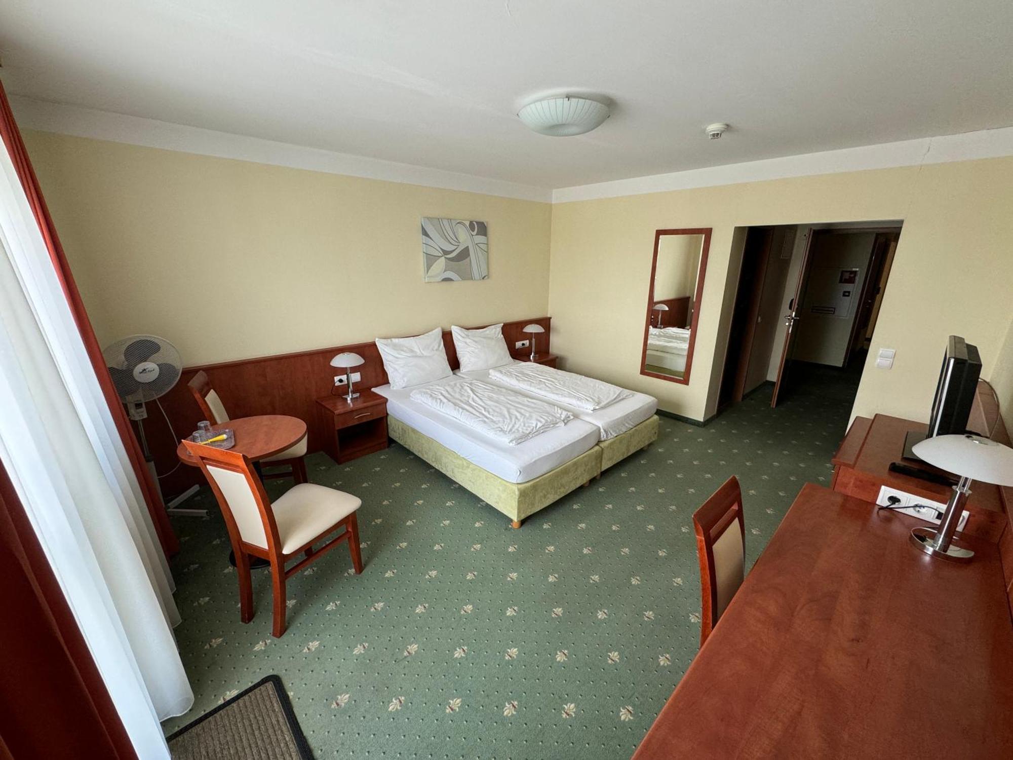 Hotel Breitenlee Wenen Buitenkant foto