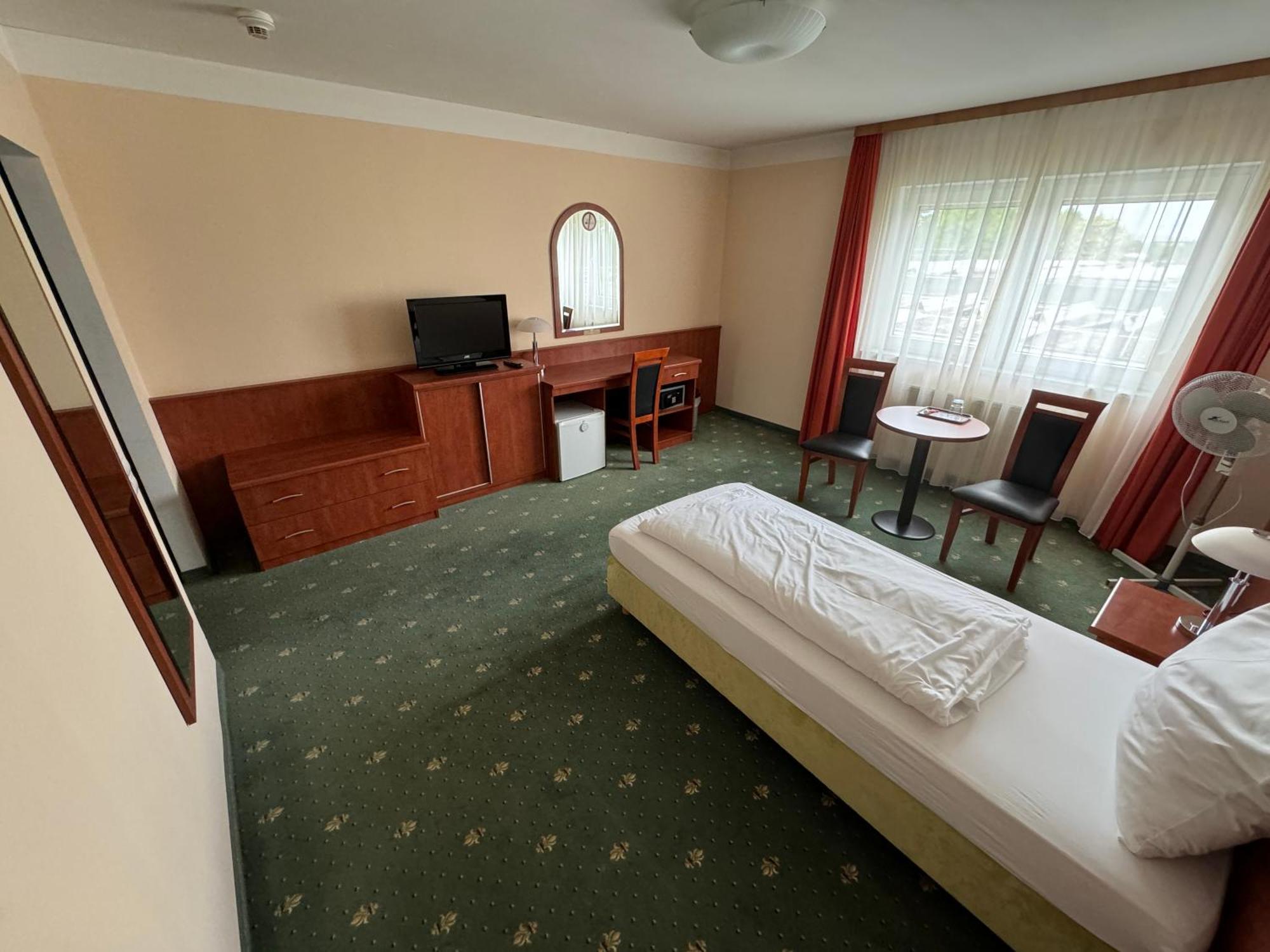 Hotel Breitenlee Wenen Buitenkant foto