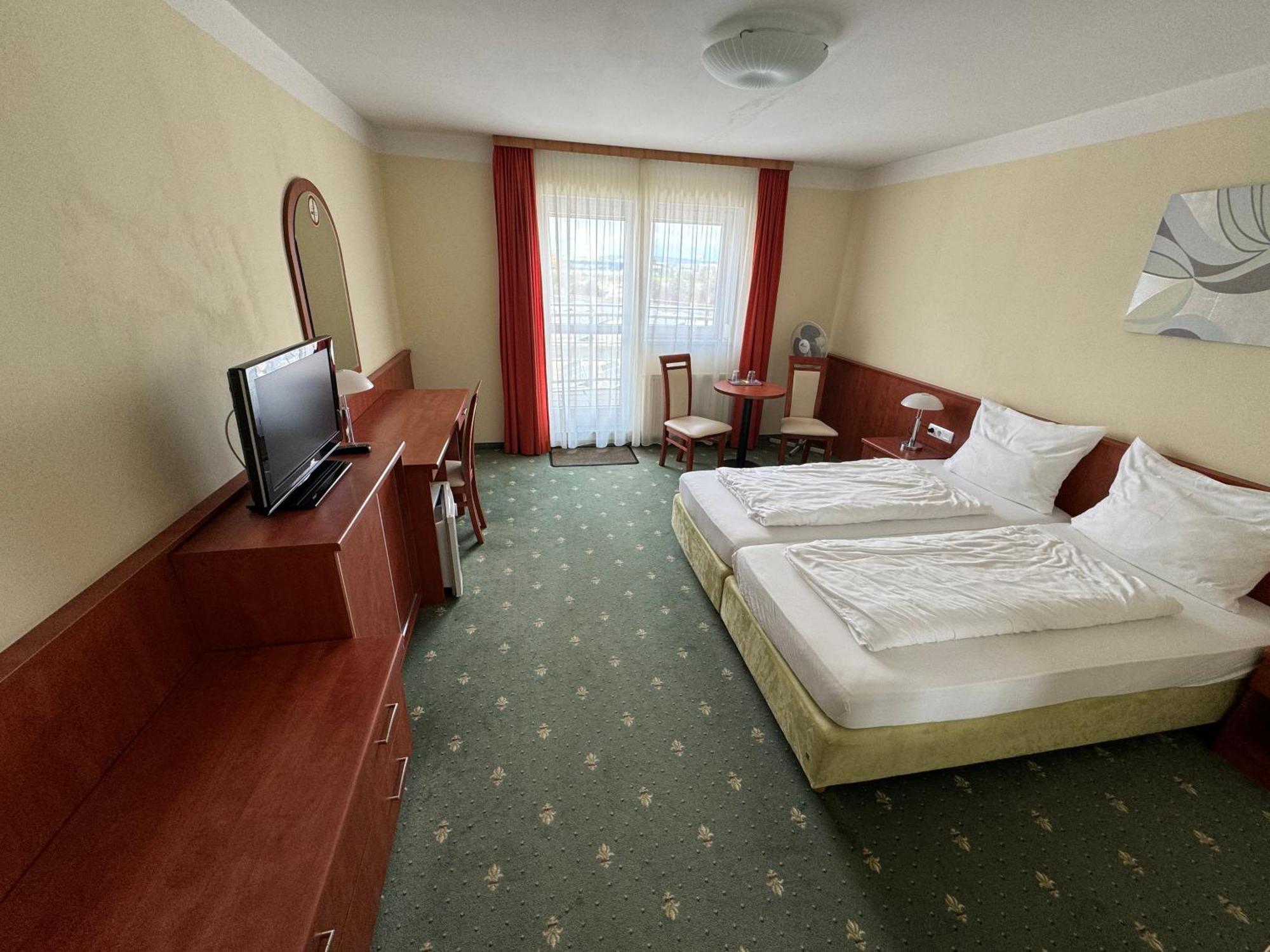 Hotel Breitenlee Wenen Buitenkant foto