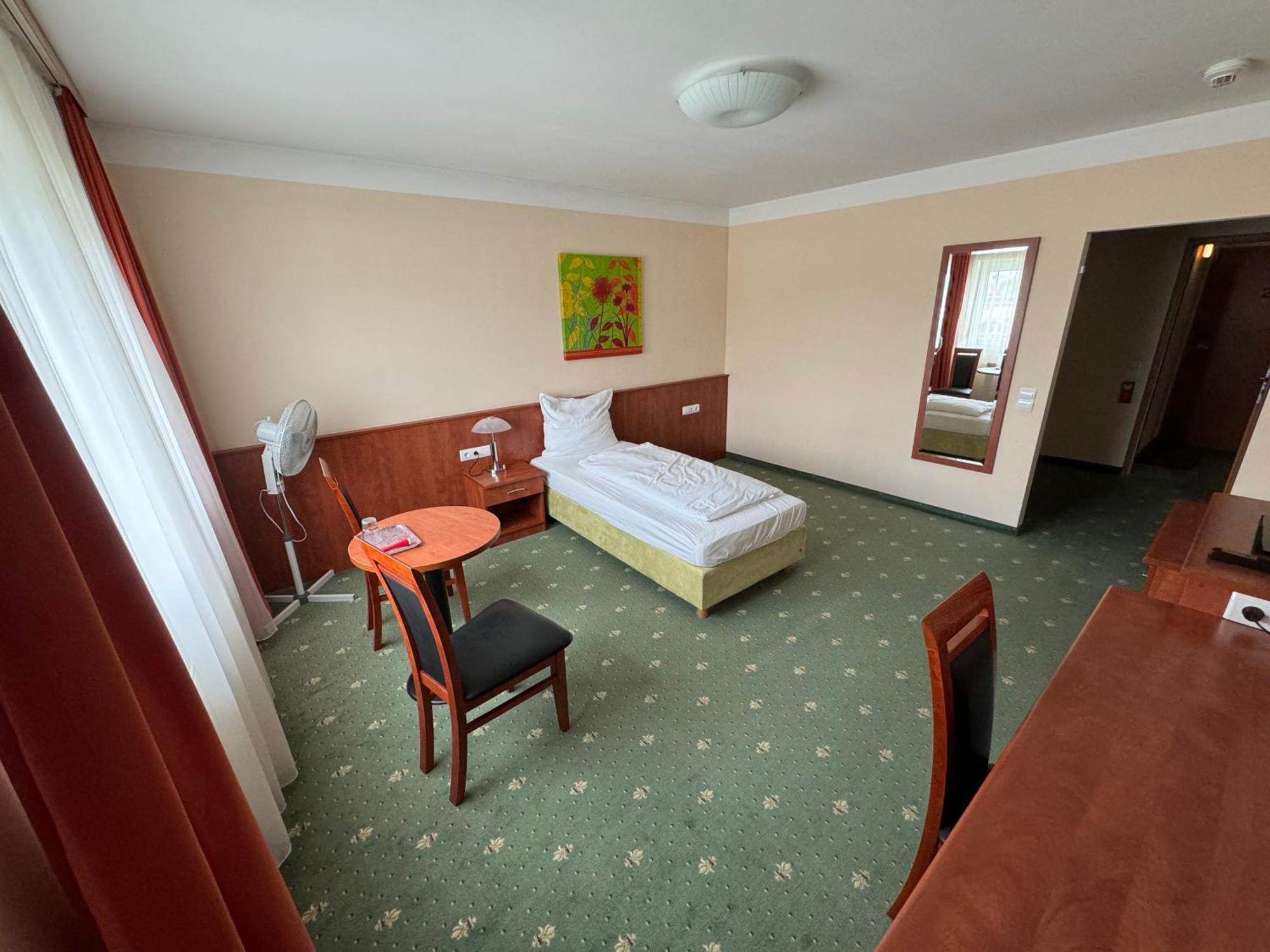Hotel Breitenlee Wenen Buitenkant foto