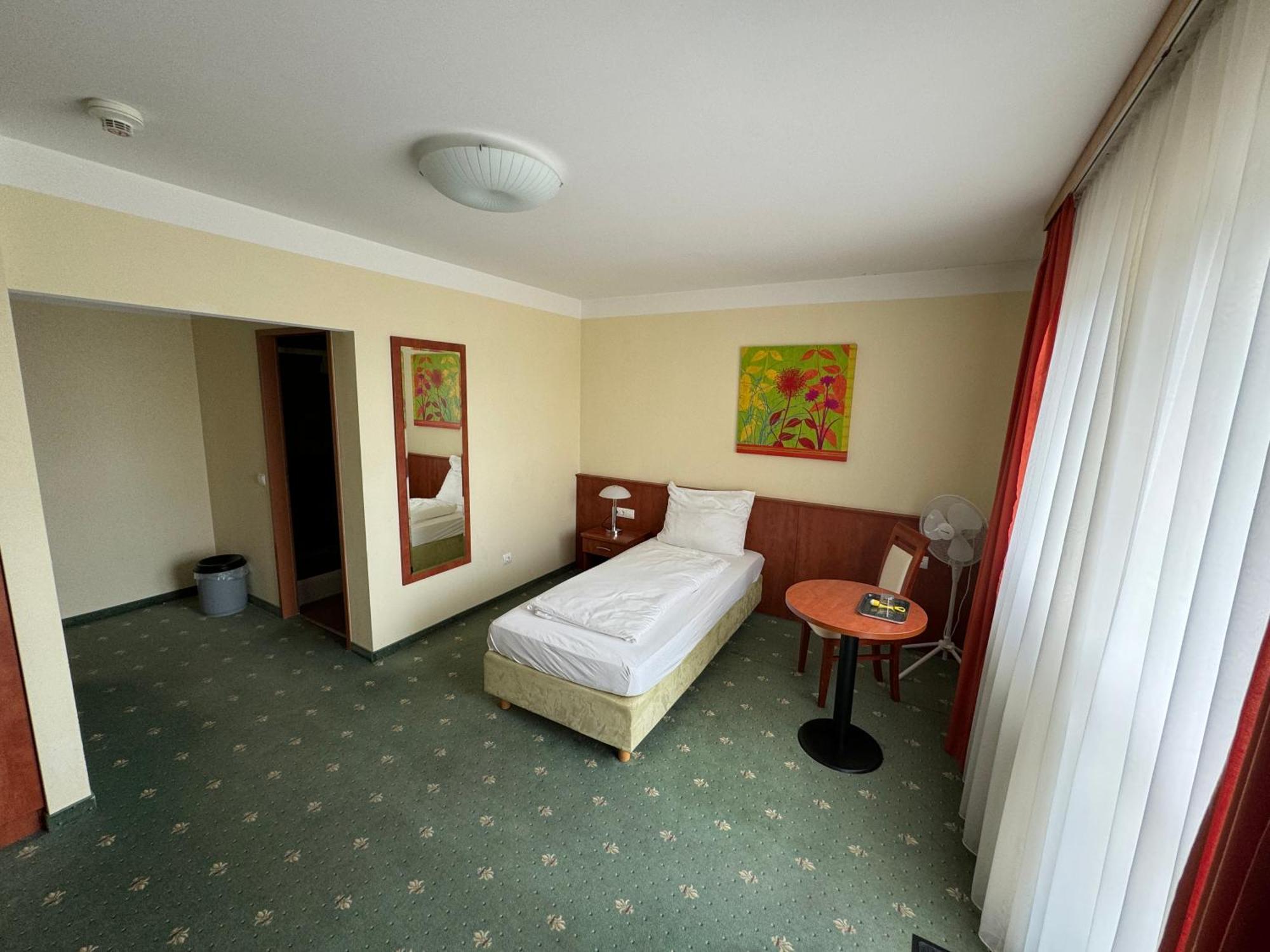 Hotel Breitenlee Wenen Buitenkant foto