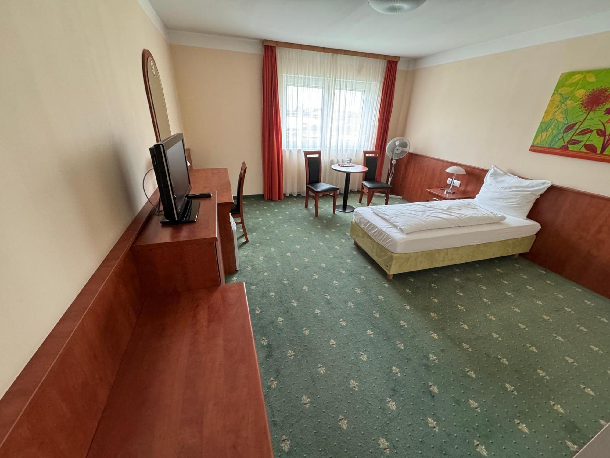 Hotel Breitenlee Wenen Buitenkant foto